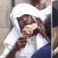 Asi špatně snášejí horko. Kanye West v Itálii chodí s ručníkem na hlavě, manželce málem vypadla ňadra z bikin