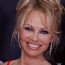Roky tak skvěle nevypadala: Pamela Anderson vsadila na červenou jako v Pobřežní hlídce a všem vyrazila dech