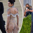 Rozdílnější být nemohly: Kendall téměř nahá, Kim zakryla i obličej. Na Met Gala dorazila s tajemným mužem