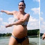 Kristýna Leichtová to má za pár: Nastávající maminka týden před termínem porodu oblékla plavky a vyrazila k vodě