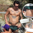 Harry Styles na dovolené díky malým plavkám odhalil své vysekané tělo i překvapivé tetování věnované ex Olivii Wilde