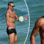 Spousta tetování a luxusní břišáky. Slavný fotbalista Zlatan Ibrahimović vystavil na pláži své bezchybné tělo