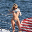 Krasotinka z Playboye se svlékala na jachtě: Vnady se jí draly ven!