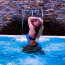 Kráska Míša Ochotská zase provokuje: V bazénu máčela své sexy křivky v plavkách