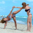 Svalnatá fitness modelka už nevěděla, jak fotografy na miamské pláži zaujmout. Hodila proto nohy do praku