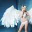 Sexy modelka v prádle s andělskými křídly versus oplácaná mamina s částí dětského kostýmu víly na zádech