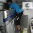 Žena vylezla na ledničku: Ta se s ní zřítila
