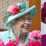 I královna Alžběta II. je módní ikonou: Křiklavé barvy, květinové vzory a neustálý úsměv na rtech