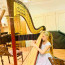 Geny se nezapřou: Poslechněte si, jak jedenáctiletá dcera producenta Čarodějky a operní pěvkyně hraje na harfu a zpívá