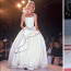 Dua Lipa oblékla šaty, které proslavila Claudia Schiffer v roce 1992. Na další chvíli slávy čekaly 31 let