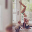 Při pohledu na toto video žasne žena slavného herce nad flexibilitou svého těla