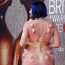 Zpěvačka Ashnikko na cenách BRIT šokovala v ‚nahém‘ modelu s boláky a boulemi po těle