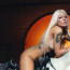 Potetovaná zpěvačka odhodila oblečení a v novém klipu se mazlí s koněm úplně nahá