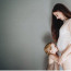 Nejroztomilejší těhotenské foto: Tereza Kadeřábková se ukázala v 6. měsíci ve spodním prádle. Bříško jí líbá její dcera