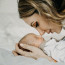 Reklama na mateřství. Olga Lounová jen týden po porodu nafotila něžné profi fotky s malou dcerkou!