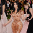Kim Kardashian nezklamala: Na prestižní akci obalila křivky do sexy róby