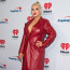 Vypadala jako domina: Christina Aguilera ukázala kalhotky a výstřih bez podprsenky v dlouhém koženém kabátu