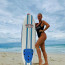Surfovat příliš neumí, ale pózování jí jde: Belohorcová předvedla dokonalé opálení na pláži