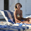 Zlatem obepnuté vnady téhle atraktivní televizní celebrity rozzářily pláž v Miami. Její krásný úsměv vše zpečetil