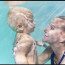 Malý syn Venduly Pizingerové miluje potápění. První fotka s mámou pod vodou