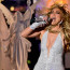 Jennifer Lopez odstartovala nový rok v blyštivém overalu s hlubokým výstřihem při vystoupení v New Yorku