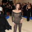Topmodelka Bella Hadid se stala ozdobou galavečera. Na módní událost roku přišla oblečená - neoblečená