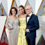 Krásná Alicia Vikander vzala na Oscary i dědečka? Ve skutečnosti je to tatínek