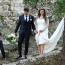 Sexy anglická modelka Kelly Brook se vdávala pod deštníkem: Nevěsta i svatebčané mokli v Itálii