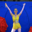 Jak si zajistit pozornost všech diváků? Neonovou show jako Katy Perry!