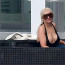 To jsou ale křivky: Christina Aguilera ukázala své bujné vnady v plavkách s velkým výstřihem