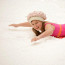 Pomsta přírody: Otužilá dívka v plavkách se na sněhu pořádně ztrapnila
