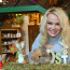 Cudná Pamela Anderson? Známá sexbomba laškovala s králíčky i kuřátky a vypadala jako usedlá hospodyně