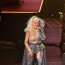 Chybí jí vkus i soudnost: Christina Aguilera vystupovala v prazvláštním a průhledném modelu