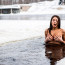 Sexbomba z ledu? Krásná Ukrajinka se svlékla a nahá plavala v zamrzlém Dněpru!