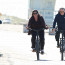 Zamilovaný agent 007: Pierce Brosnan se projížděl na kole se svou prostorově výraznou manželkou