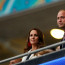 Nečekaná extravagance vévodkyně Kate: Na finále Eura nasadila obří červené náušnice