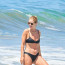 Sexy snoubenka slavného herce předvedla svou figuru v bikinách na pláži v Malibu