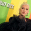 Aguilera se oblékla do peřiny s polštářem: V tomhle bizarním modelu předvedla tvář bez velkého nánosu líčidel