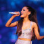 Zpěvačce Arianě Grande se podpatky nevyplatily a spadla z pódia: Podívejte se, jak se jí podařilo přistát