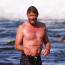 Takhle vypadadá Mentalista bez trička: Australský herec poseděl na pláži se svým pěkným synem