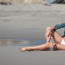 Tahle brazilská modelka svedla i Leonarda DiCapria: Bez podprsenky a v kalhotkách dráždila na pláži během focení žhavé reklamy