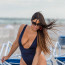 Italská sexbomba z Playboye dováděla v plavkách na pláži: Bujné vnady se jí draly ven