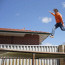 Chlápek se nechal vyhecovat: Skákání na dětské trampolíně ale skončilo fiaskem
