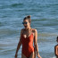 Takhle skotačila na znovuotevřené pláži Alessandra Ambrosio: Sexy modelka vytáhla rudé plavky