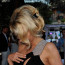 Sexbomba Pamela Anderson provokovala v nebezpečně svůdných černých šatičkách: Pověstná ňadra se jí drala ven!