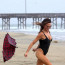Ani déšť a vítr ji nezastaví: Britská moderátorka (49) provokovala v plavkách na pláži