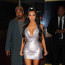 Kim Kardashian zazářila ve třpytivých minišatech. Manžel musel střežit její bujné poprsí