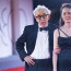 Potlesk i bučení za údajné sexuální napadení. Woody Allen (87) je v Benátkách s manželkou, adoptivní dcerou své ex