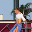 Rozparek až do pasu: Padesátnice Jennifer Lopez podcenila větřík a ukázala kalhotky