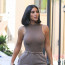 Královna přiléhavých bodýček opět vystavila své přednosti: Kim Kardashian podprsenku nosit nepotřebuje